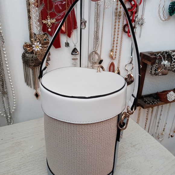 Isabelle bucket style bag - Picture 2 of 4